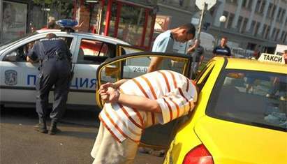 Таксиджия заплаши с нож и ограби турист в Слънчев бряг