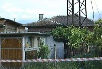 Свлачище руши къщи заради роми, които копаят за въглища