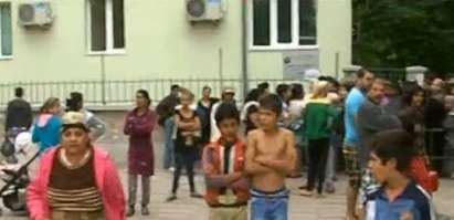 Опашки за енергийни помощи се вият пред социалните служби, роми нощуват там