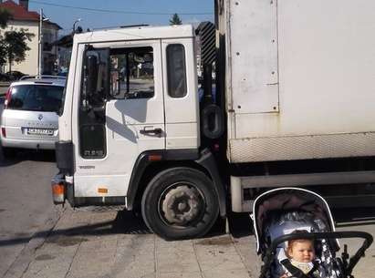 Камион окупира тротоара, родителите с бебешки колички принудени да вървят по шосето