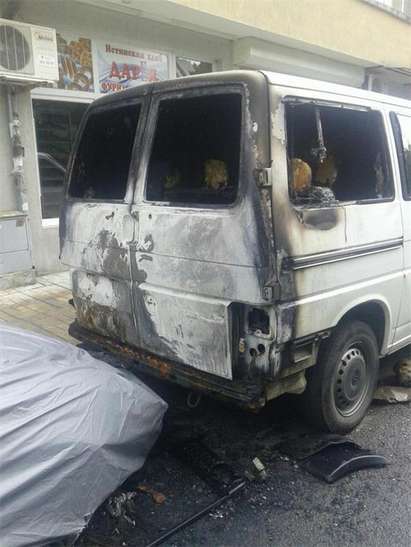 Запалиха колата на 46-годишна бургазлийка в „Меден рудник“, още един автомобил горя в „Лазур“