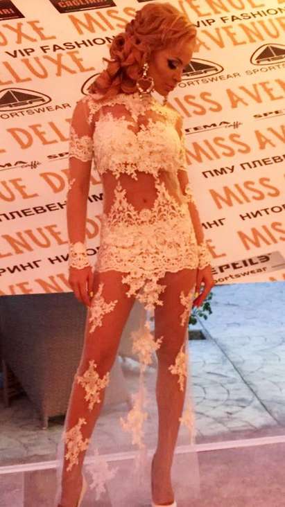 Несебърското Барби Ивелина Прунова с прозрачна рокля в журито на конкурс за красота
