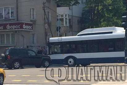 Черен джип блъсна пълен с пътници автобус в центъра на Бургас