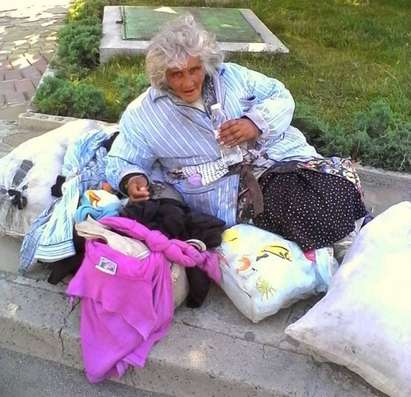Възрастна жена спи на улицата, социалните служби къде са?
