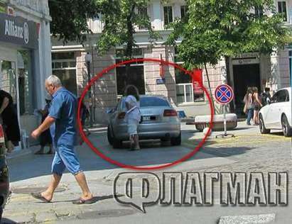 Кой местен политик паркира върху тротоара на главната улица?