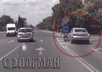 Вижте как шофьор-идиот слаломира между коли и пътни знаци на пробива на бул."Янко Комитов"