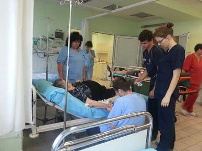 Студенти от СУ се учат на спешна медицина в МБАЛ Бургас