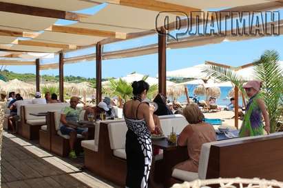 Глезят красавиците от Мис Черноморец в ресторант „Парадисо” на хитовия плаж „Тополите”