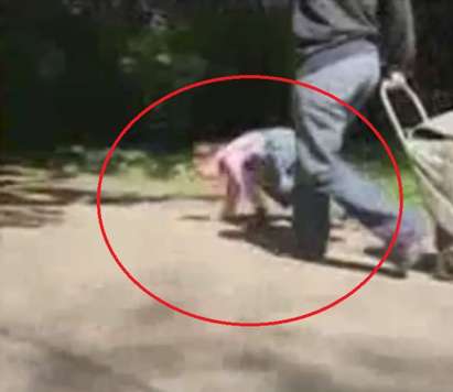Жена сложи каишка на детето си, разходи го като куче (ВИДЕО)
