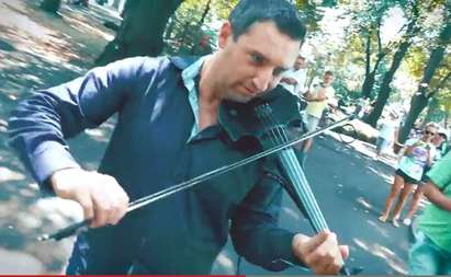 Вижте спектакъла на уличен музикант в Морската градина на Бургас(ВИДЕО)