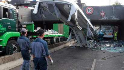 Ужас на пътя: Тунел отряза покрива на туристически автобус - 28 ранени (ВИДЕО)