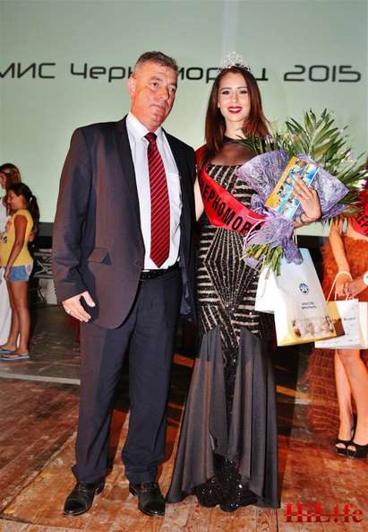 Красивата Неделина Маргинова стана Мис Черноморец, кметът Добри Добрев и подари екскурзия