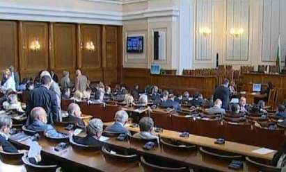 Депутатите се събират за обсъждане на предложението за референдум