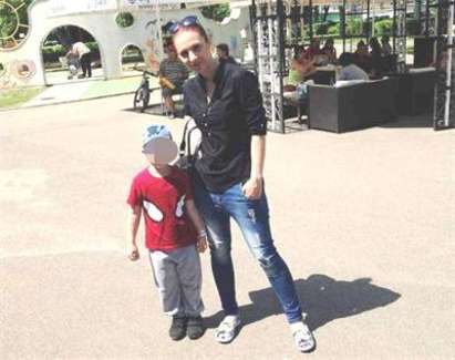 Галина със 17-те рани от нож се прибра у дома, показа се на снимка със сина си