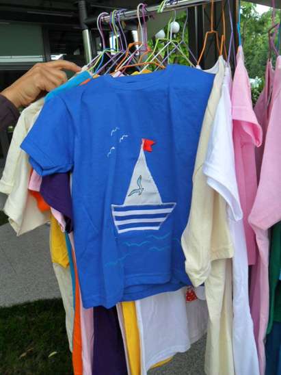 Онкоболни жени апликират ръчно тениските пред Морска гара в Бургас