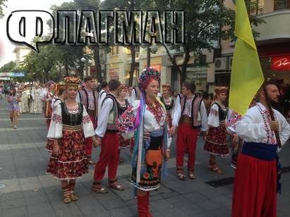 Вижте дефилето на участниците в Международния фолклорен фестивал в Бургас (СНИМКИ)