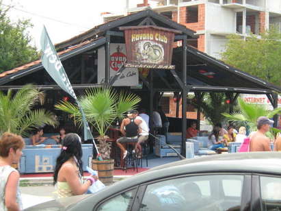 Култовият бар "Хавана" побърка хотелиери в Приморско, оглушителна музика тресе мебели и буди туристи (ВИДЕО)