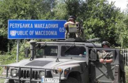 Джип с картечница и дузина войници  пазят България от бежанците на ГКПП "Гюешево"