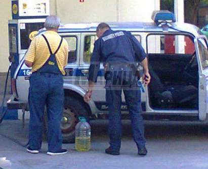 Краде ли бензин този полицай? (СНИМКИ)