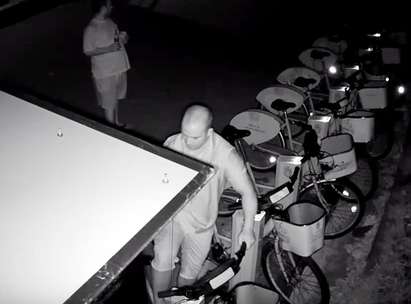 Този мъж разби велостоянка и открадна колело в центъра на Бургас. Познавате ли го?