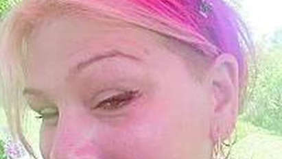 Брутално: Фен заби фас в лицето рокаджийката Милена