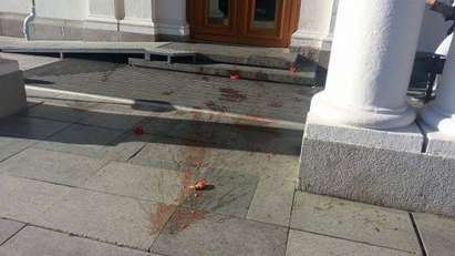 Оплескаха с домати парламента за „добре дошли”, арестуваха Босия (СНИМКИ)
