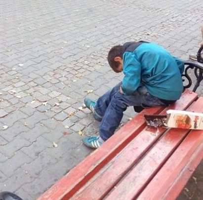 10-годишен наркоман, болен от СПИН, спи по пейките