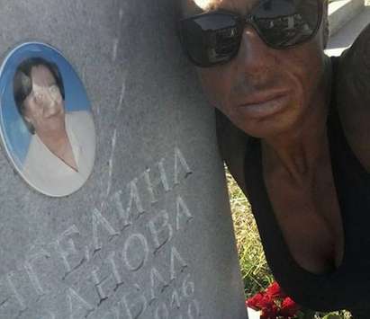 Тотален шаш! Бургаска културистка си направи селфи на... гроба на майка си