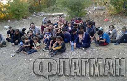 Само във Флагман! Над 30 бежанци задържани край Бургас, много от тях са деца