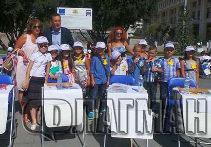 200 деца от 26 бургаски училища нарисуваха послание към шофьорите (СНИМКИ)