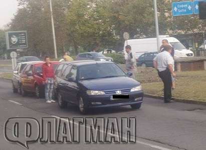 Четири коли се нанизаха до пешеходната пътека край хотел „Космос” в Бургас  в деня на протеста(обновена)