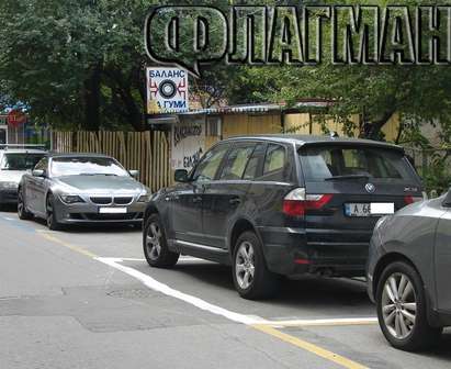 Бургазлия размаркира синята зона пред дома си, за да си паркира джипа