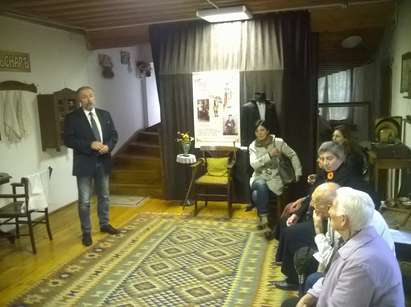 Бургазлии от дом за стари хора „Цвета и Анка Върбанови“ посетиха Етнографския музей за Деня на пенсионера