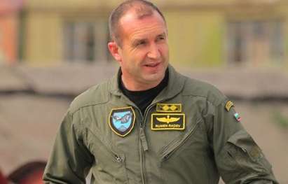 Шефът на ВВС генерал Румен Радев подаде оставка, Бойко Борисов го придума да си я оттегли