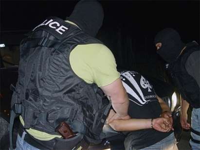 Наркодилъри се крият от полицейски патрул зад бургаско училище, хвърлят дрогата, за да отърват решетките