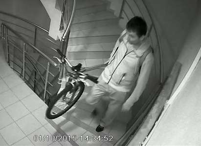 Нагъл крадец отмъква колело в центъра на Бургас, познавате ли го? (ВИДЕО, СНИМКИ)