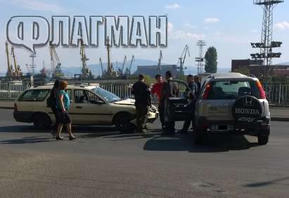 Варненски джип се заби във „Форд” на бул. „Иван Вазов” в Бургас (СНИМКИ)