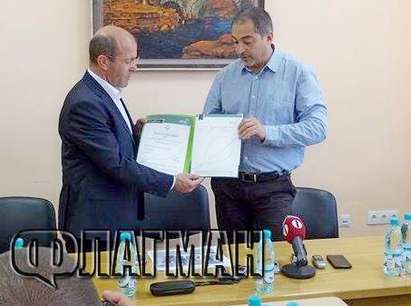 Кметът Димитър Германов с първия сертификат за управление на горите в Приморско