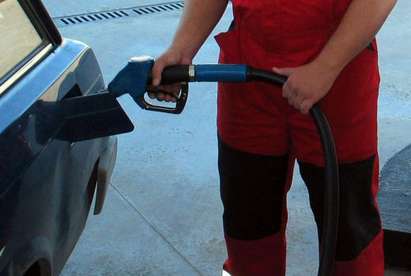 Срив на цените! Бензинът падна под 2 лева за литър