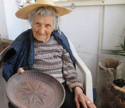 Бум в нета! 94-годишна българска баба стана хит в eBay