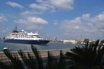 Круизният сезон продължава - пристанище Бургас прие „Island sky”