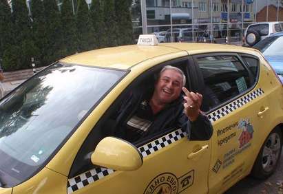 Таксиджия, паркирал на инвалидно място, размахва среден пръст с думите: Боли ме к*ра!