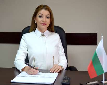 Ето я Ваня Проданова-Стефанова, която сложи в малкия си джоб политическия елит на Бургаска област (ВИДЕО)