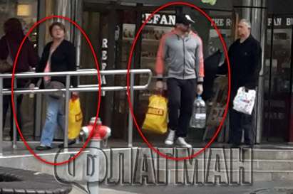 Екшън героят Джон Кери по-примерен от всякога – пазарува с мама кисели млека от „Била” (СНИМКИ)