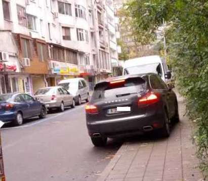 Вижте как два джипа паркират в центъра на Бургас(СНИМКИ)