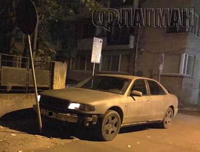 Шофьор отнесе пътен знак и заряза Аудито си насред кръстовище в Бургас