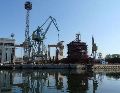 Първо във Флагман: Огромен кран се срути и затисна жена в Бургаски корабостроителници