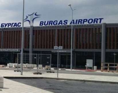Тревога в Бургас! Приземиха принудително самолет след сигнал за бомба на борда