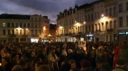 2000 свещи в памет на жертвите на терора в Париж запалиха в Моленбек