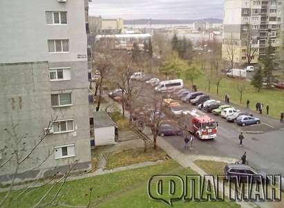 Пожар в блок 11 в ж.к."Славейков" в Бургас, евакуират семейство